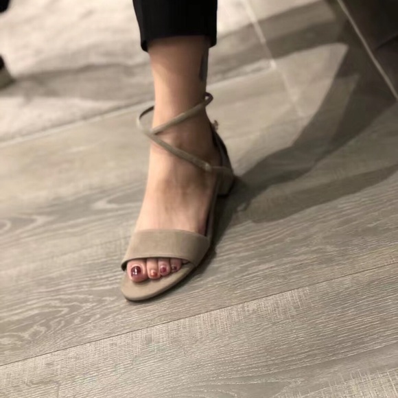 Stuart Weitzman EUC Grey Suede PeeWee Sandal - Picture 9 of 10